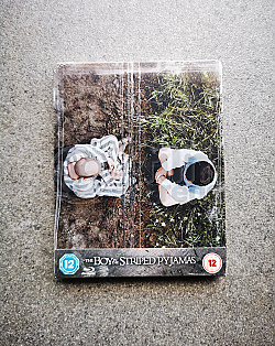 Chlapec v pruhovan�m py�amu Steelbook&trade; + D�REK f�lie na SteelBook&trade;